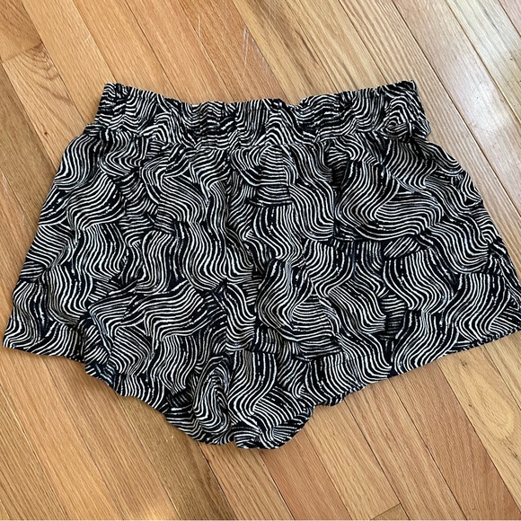 a new day Black and White Wave Print Women's Shorts - Picture 6 of 7